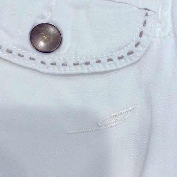 Cotton crop pants w/embroidered details! Belt loop elastic waist, zip closure. M - Picture 3 of 9